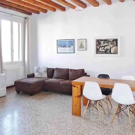 Bright Channel View Apartment *